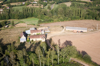 Vue d'oiseau de Semur-en-Vallon dans le département Sarthe, France