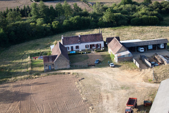 Semur-en-Vallon dans le département Sarthe, France vue du ciel