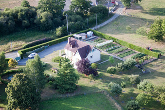 Enregistrement par drone de Semur-en-Vallon dans le département Sarthe, France
