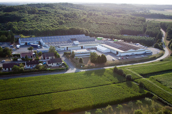 Image drone de Semur-en-Vallon dans le département Sarthe, France
