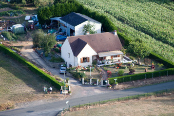 Semur-en-Vallon dans le département Sarthe, France du point de vue du drone