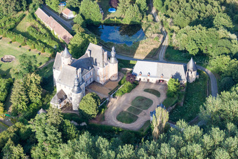 Vue aérienne de Parc du château à Semur-en-Vallon dans le département Sarthe, France