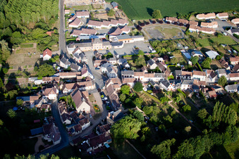 Semur-en-Vallon dans le département Sarthe, France vu d'un drone