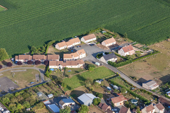 Vue aérienne de Semur-en-Vallon dans le département Sarthe, France