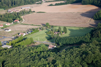 Vue d'oiseau de Dollon dans le département Sarthe, France