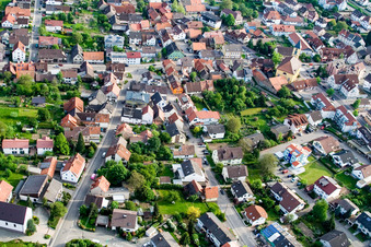 Vue aérienne de Rue Wilferdinger à le quartier Langensteinbach in Karlsbad dans le département Bade-Wurtemberg, Allemagne
