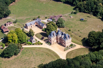 Vue aérienne de Bâtiments et parcs du manoir de La Justice à Vibraye dans le département Sarthe, France