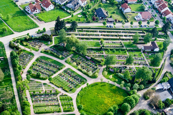 Vue aérienne de Cimetière à le quartier Langensteinbach in Karlsbad dans le département Bade-Wurtemberg, Allemagne