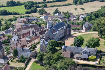 Montmirail dans le département Sarthe, France depuis l'avion