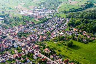 Vue aérienne de Rue Wilferdinger à le quartier Langensteinbach in Karlsbad dans le département Bade-Wurtemberg, Allemagne