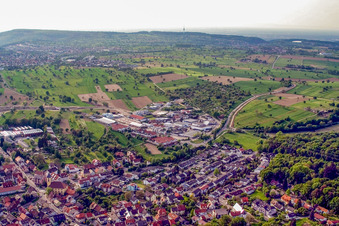 Vue aérienne de Zone industrielle de Benzstr à le quartier Langensteinbach in Karlsbad dans le département Bade-Wurtemberg, Allemagne