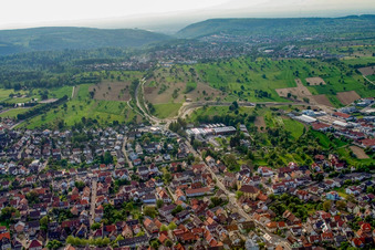 Vue aérienne de Ettlinger Straße à le quartier Langensteinbach in Karlsbad dans le département Bade-Wurtemberg, Allemagne