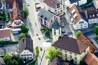 Vue aérienne de Ludwigskirche et pharmacie centrale à le quartier Langensteinbach in Karlsbad dans le département Bade-Wurtemberg, Allemagne