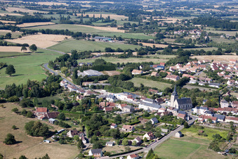 Vue d'oiseau de Lamnay dans le département Sarthe, France