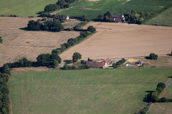 Vue d'oiseau de Semur-en-Vallon dans le département Sarthe, France