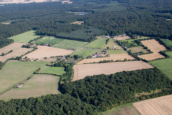 Image drone de Semur-en-Vallon dans le département Sarthe, France