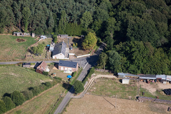 Semur-en-Vallon dans le département Sarthe, France vu d'un drone