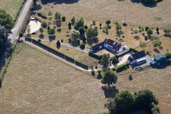 Semur-en-Vallon dans le département Sarthe, France d'en haut