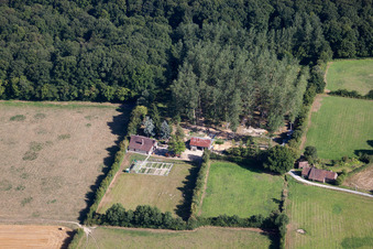 Vue d'oiseau de Semur-en-Vallon dans le département Sarthe, France