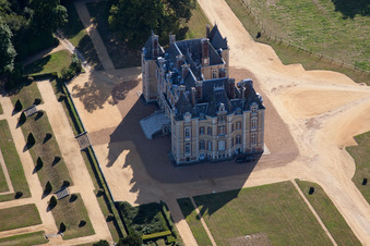 Enregistrement par drone de Le Domaine de la Pierre à Coudrecieux dans le département Sarthe, France