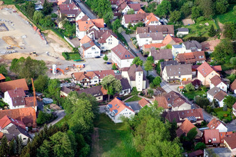 Vue aérienne de Église et mairie à le quartier Auerbach in Karlsbad dans le département Bade-Wurtemberg, Allemagne