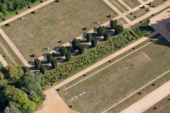 Vue aérienne de Parc du Château du Domaine de la Pierre à Coudrecieux dans le département Sarthe, France