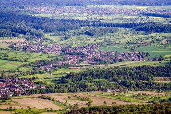 Vue aérienne de Du nord à le quartier Ottenhausen in Straubenhardt dans le département Bade-Wurtemberg, Allemagne