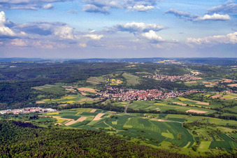 Vue aérienne de Ville vue de l'ouest à le quartier Ellmendingen in Keltern dans le département Bade-Wurtemberg, Allemagne