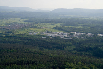 Vue d'oiseau de Zone industrielle d'Ittersbach à le quartier Im Stockmädle in Karlsbad dans le département Bade-Wurtemberg, Allemagne