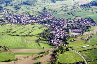 Vue aérienne de Vue sur le village à le quartier Ottenhausen in Straubenhardt dans le département Bade-Wurtemberg, Allemagne