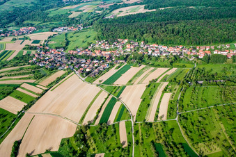 Vue aérienne de Vue sur le village à le quartier Niebelsbach in Keltern dans le département Bade-Wurtemberg, Allemagne