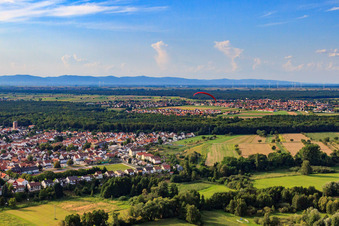Sentier de montagne à Jockgrim dans le département Rhénanie-Palatinat, Allemagne d'en haut
