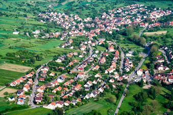 Vue aérienne de Winzerstraße Kelterstr à le quartier Obernhausen in Birkenfeld dans le département Bade-Wurtemberg, Allemagne