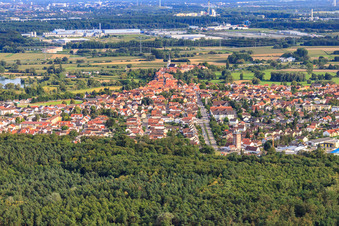 Vue aérienne de Maximilianstraße depuis le nord-ouest à Jockgrim dans le département Rhénanie-Palatinat, Allemagne