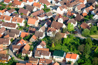 Vue aérienne de Église Saint-Michel à le quartier Gräfenhausen in Birkenfeld dans le département Bade-Wurtemberg, Allemagne