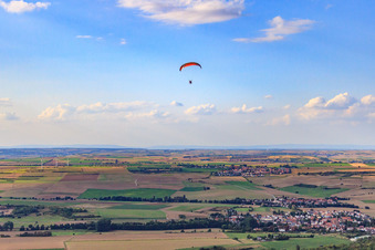 Vue aérienne de Parapente au dessus du village à Ebertsheim dans le département Rhénanie-Palatinat, Allemagne