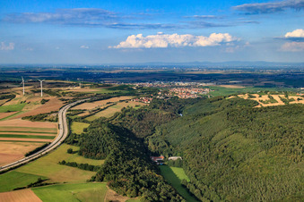 Vue aérienne de Tracé de l'autoroute A6 à Neuleiningen dans le département Rhénanie-Palatinat, Allemagne