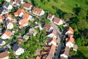 Vue oblique de Mühlgasse à le quartier Gräfenhausen in Birkenfeld dans le département Bade-Wurtemberg, Allemagne