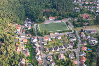 Vue aérienne de Terrain de football en gazon synthétique vert dans le quartier de Höningen à Altleiningen dans le département Rhénanie-Palatinat, Allemagne