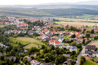 Vue aérienne de Vue sur le village à Wattenheim dans le département Rhénanie-Palatinat, Allemagne