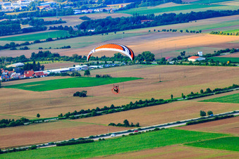 Vue aérienne de Parapente au-dessus de l'A6 à Wattenheim dans le département Rhénanie-Palatinat, Allemagne