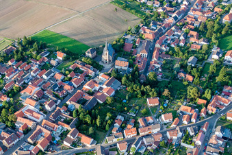 Vue aérienne de Vue sur le village à Wattenheim dans le département Rhénanie-Palatinat, Allemagne