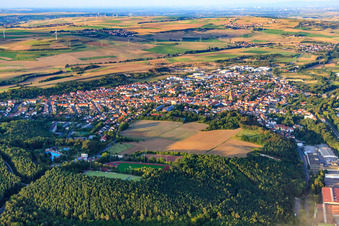 Vue aérienne de Vue de la ville depuis le sud-ouest à le quartier Steinborn in Eisenberg dans le département Rhénanie-Palatinat, Allemagne