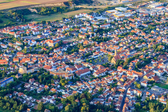 Vue aérienne de Centre-ville à Eisenberg dans le département Rhénanie-Palatinat, Allemagne