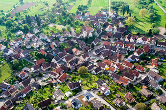 Vue aérienne de Village - Vue à le quartier Gräfenhausen in Birkenfeld dans le département Bade-Wurtemberg, Allemagne