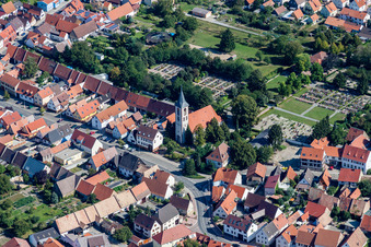 Photographie aérienne de Bâtiment d'église au centre du village à le quartier Liedolsheim in Dettenheim dans le département Bade-Wurtemberg, Allemagne