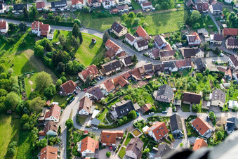 Vue aérienne de Rue Bruckner à le quartier Gräfenhausen in Birkenfeld dans le département Bade-Wurtemberg, Allemagne