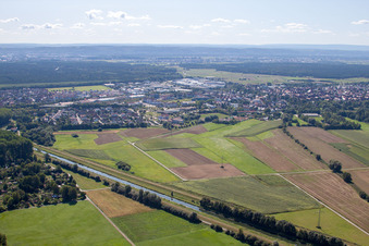 Vue aérienne de Canal de Saalbach à le quartier Graben in Graben-Neudorf dans le département Bade-Wurtemberg, Allemagne