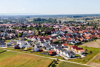 Vue aérienne de Vue sur le village à le quartier Liedolsheim in Dettenheim dans le département Bade-Wurtemberg, Allemagne