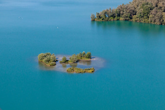 Vue aérienne de Îlot dans le lac de baignade Giesen à le quartier Liedolsheim in Dettenheim dans le département Bade-Wurtemberg, Allemagne